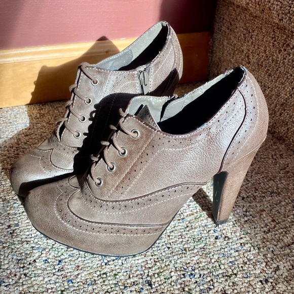 NWOT Brown Oxford Pumps by Guess size 6 Lace up Heel Work Party Classy - Picture 5 of 9